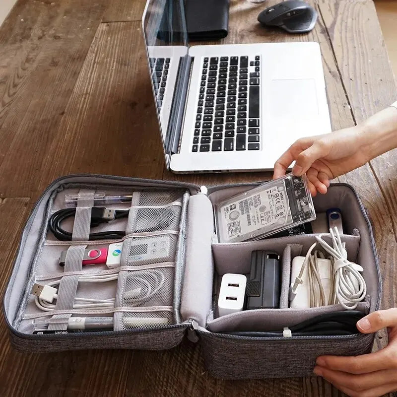 Saco Impermeável para Cabos – Organizador Portátil com Carregador USB, Ideal para Viagens